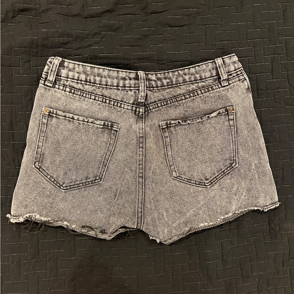 Signature8 | Black Denim Distressed Acid Washed Shorts Size Medium - Picture 3 of 3